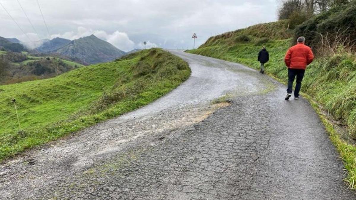 Estado actual de la carretera de acceso a Villa (Llanes).