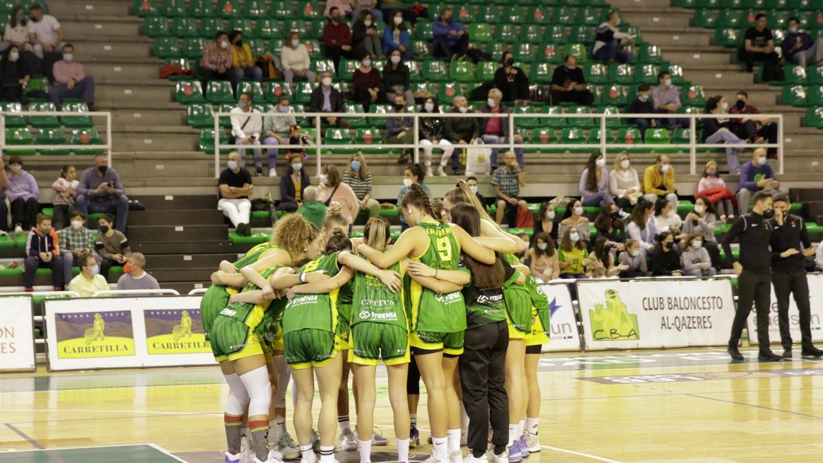 Las jugadoras del Al-Qázeres hacen piña instantes antes de un partido.