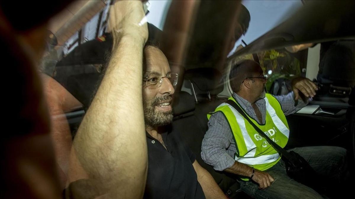 El expresidente del Barça, Sandro Rosell, sale detenido de su domicilio en la calle Deu i Mata por la guardia civil.