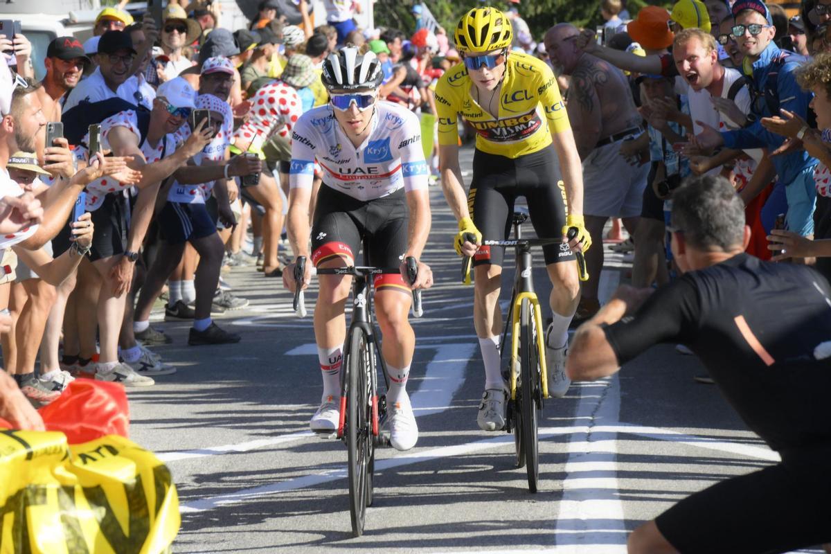 Alpe D'huez (France), 14/07/2022.- Yellow Jersey Danish rider Jonas Vingegaard (R) of Jumbo Visma and Slovenian rider Tadej Pogacar of UAE Team Emirates in action during the 12th stage of the Tour de France 2022 over 165.1km from Briancon to Alpe d'Huez, France, 14 July 2022. (Ciclismo, Francia, Eslovenia) EFE/EPA/PAPON BERNARD