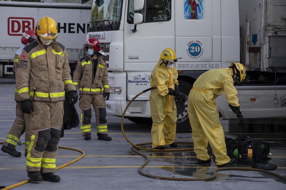 Els Bombers treballant en la fuita d'àcid clorhídric en un camió a Vilablareix