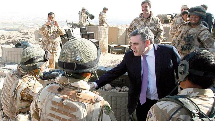 Gordon Brown charla con un grupo de soldados en la base británica de Camp Bastion.
