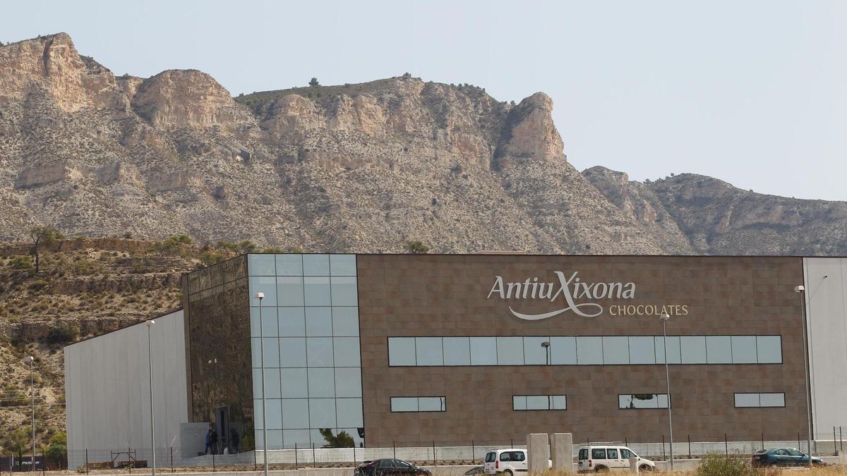 Sus 18 líneas de producción fabrican más de 80 variedades bajo marcas como Antiu Xixona, La Fama y Sanchis Mira.