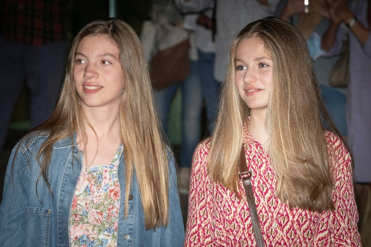 La infanta Sofía y la princesa Leonor, juntas a la salida del teatro