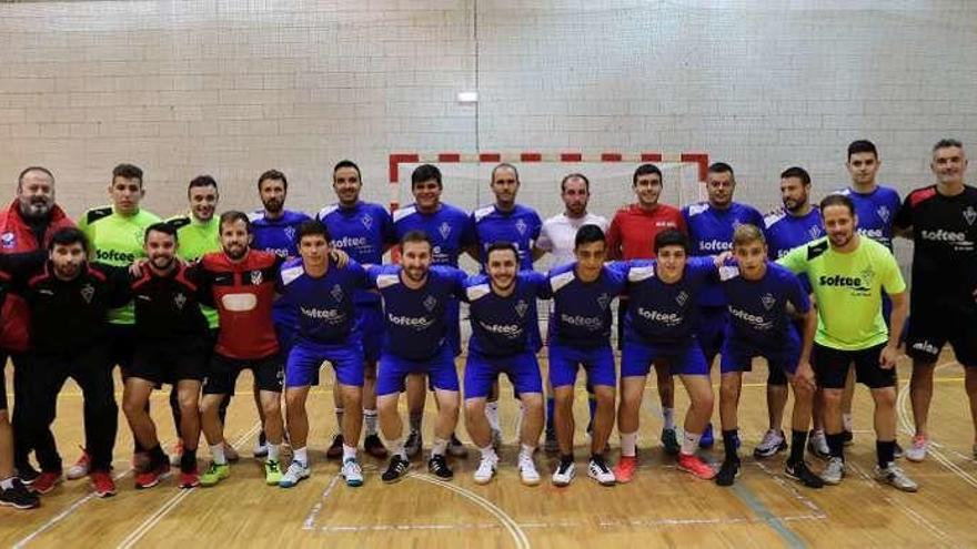 La plantilla del Gijón Playas antes de un entrenamiento.