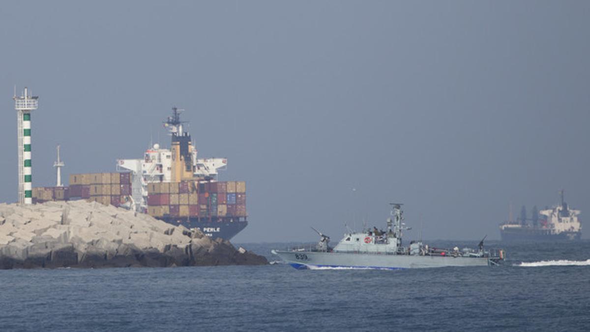 Un barco de la Marina israelí se dirige hacia el puerto de Ashdod tras interceptar a la Flotilla de Gaza, este lunes.