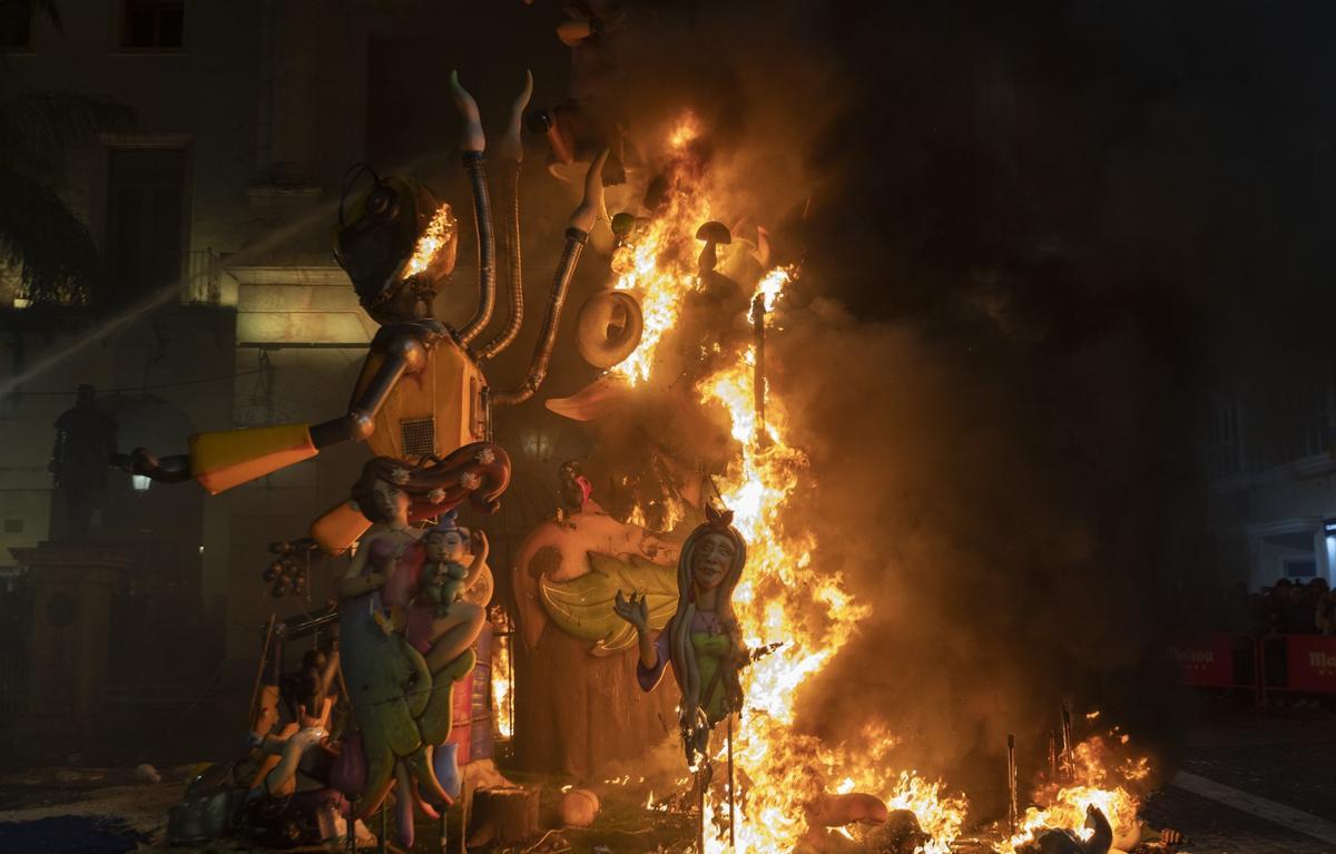 Las imágenes de la 'cremà' de las Fallas de Gandia