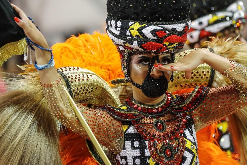 Brasil baila al ritmo de la samba en el inicio de Carnaval
