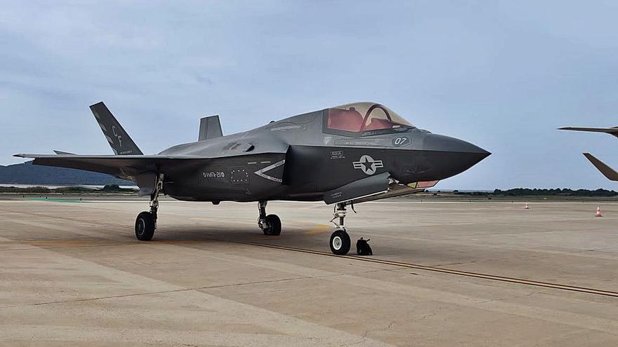 El caza F35 BS en el aeropuerto de Eivissa. | JOSÉ LUIS CARDONA