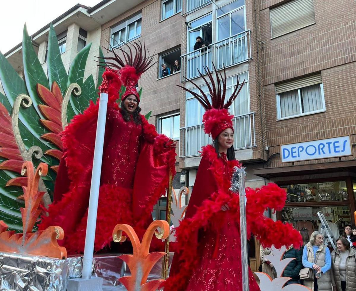 Posada de Llanes rebosa de locura carnavalesca