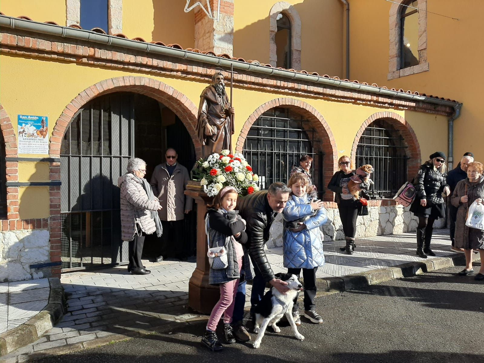 San Antón, hasta la bandera en Lugones: decenas de vecinos llevan a bendecir a sus mascotas