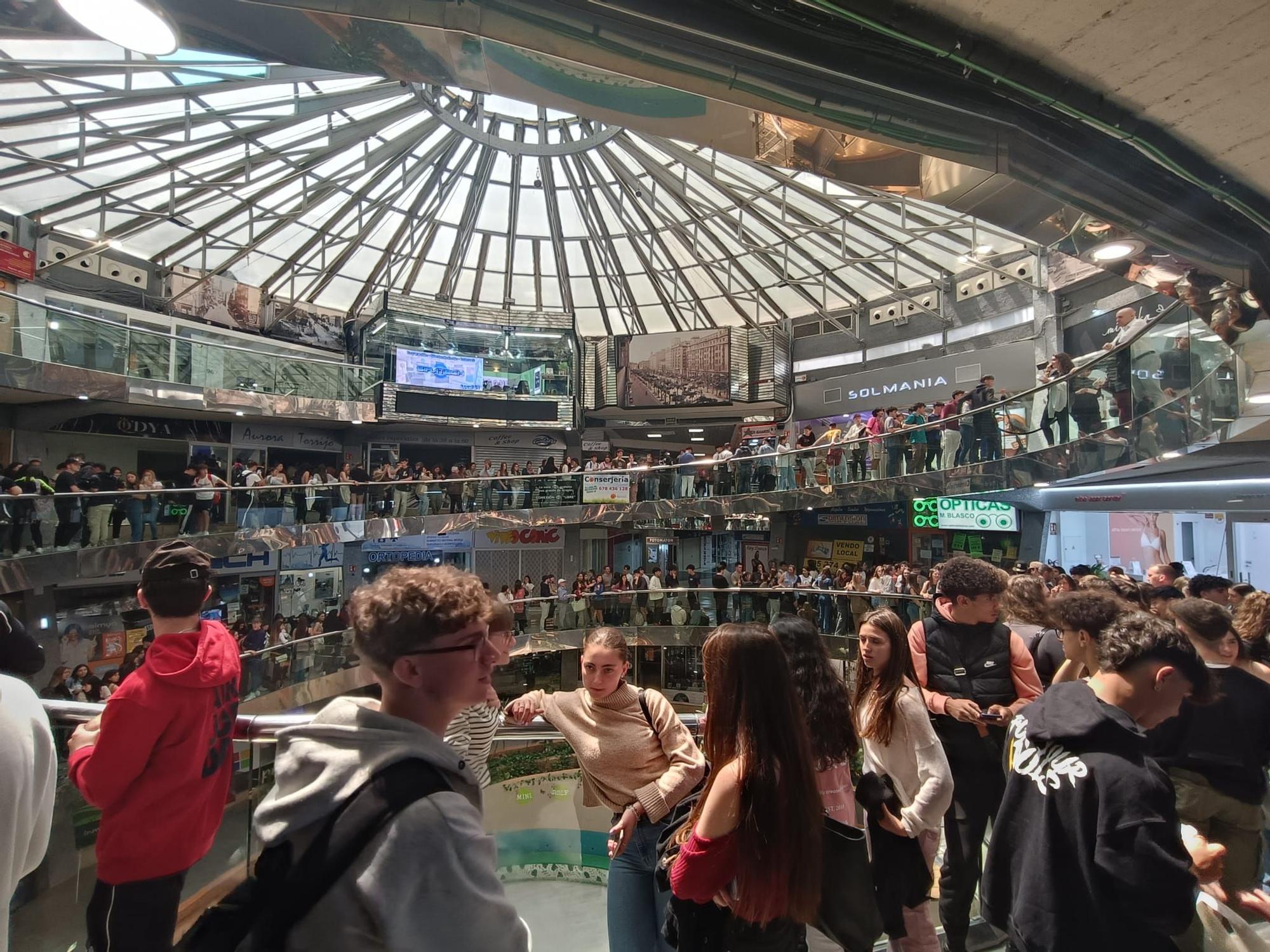 De calle Cádiz a plaza España: miles de jóvenes hacen fila para comprar las entradas de Espacio Zity en Zaragoza