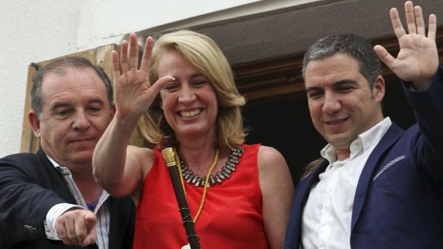 La diputada popular Paloma García Gálvez, junto al presidente del PP de Málaga, Elías Bendodo (dcha), y el alcalde de Velez-Málaga, Francisco Delgado Bonilla, saluda desde el balcón del ayuntamiento tras ser elegida hoy alcaldesa de Benalmádena.