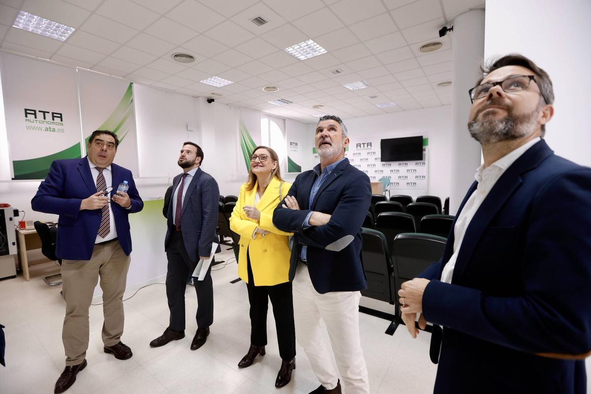 Córdoba. El presidente de ATA Andalucía, Rafael Amor, y la directora de la Agencia Andaluza de la Energía, Natalia Márquez, mantendrán este viernes un encuentro para abordar la situación de los autónomos en Andalucía y hablar de las nuevas ayudas de hasta 3.000 euros para que los autónomos renueven sus vehículos. Al encuentro también asistirá el delegado en Córdoba de la Consejería de Industria, Energía y Minas, Agustín López