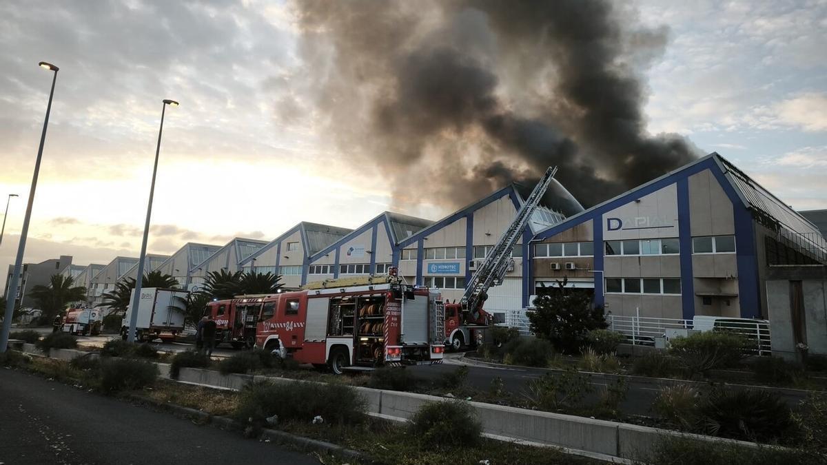 Incendio en una nave industrial en el polígino de Güímar