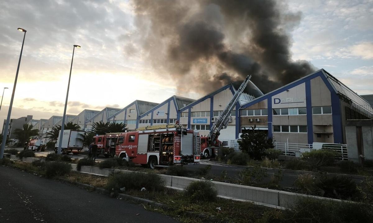 Incendio en una nave industrial en Güímar