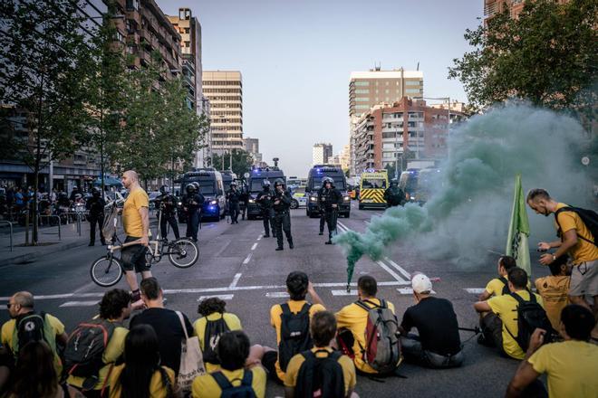 Los sindicatos de la huelga recelan del compromiso de Illa de invertir el 6% del PIB en educación: "No puede ser otra promesa"