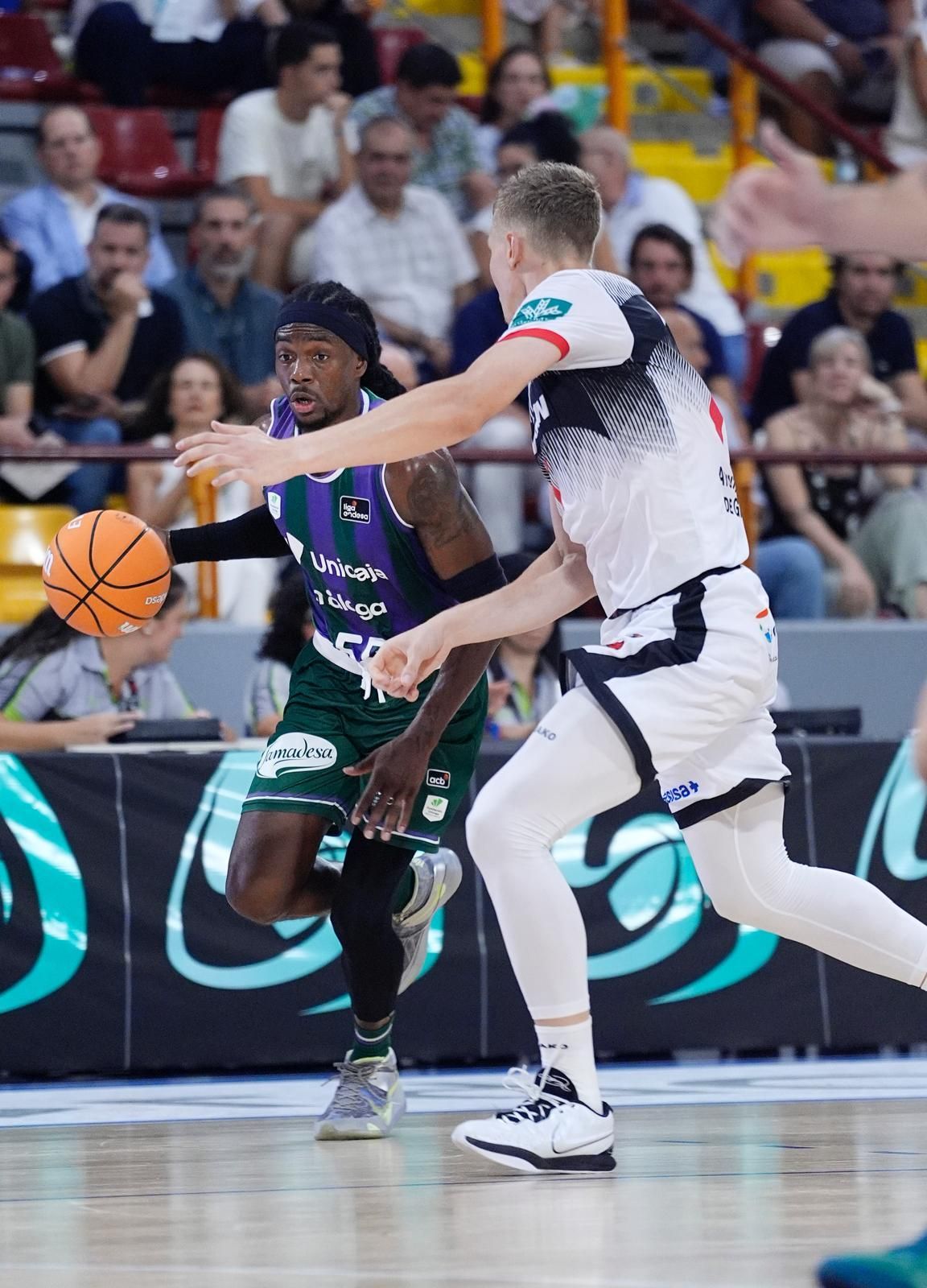Momentos del partido amistoso entre el Unicaja y el Coviran Granada, que ha tenido lugar este sábado en Córdoba. El encuentro ha permitido disputar el título de la Copa Andalucía