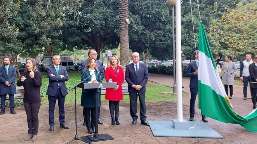 Las administraciones izan la bandera andaluza para defender la autonomía