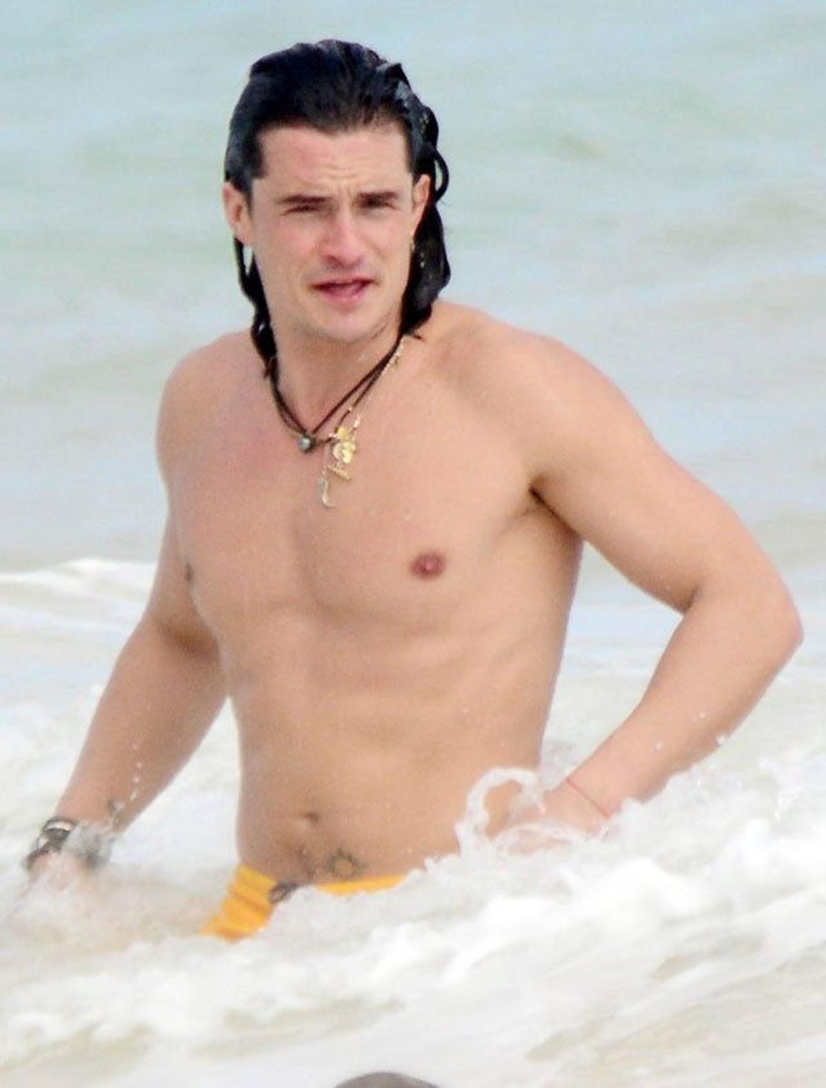 El torso de Orlando Bloom al salir del agua