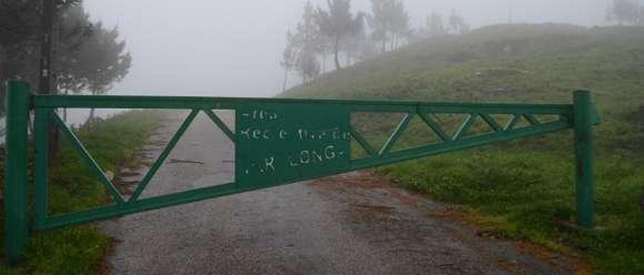 Entrada al vertedero sellado de Varalonga, en Cangas. // G.N.