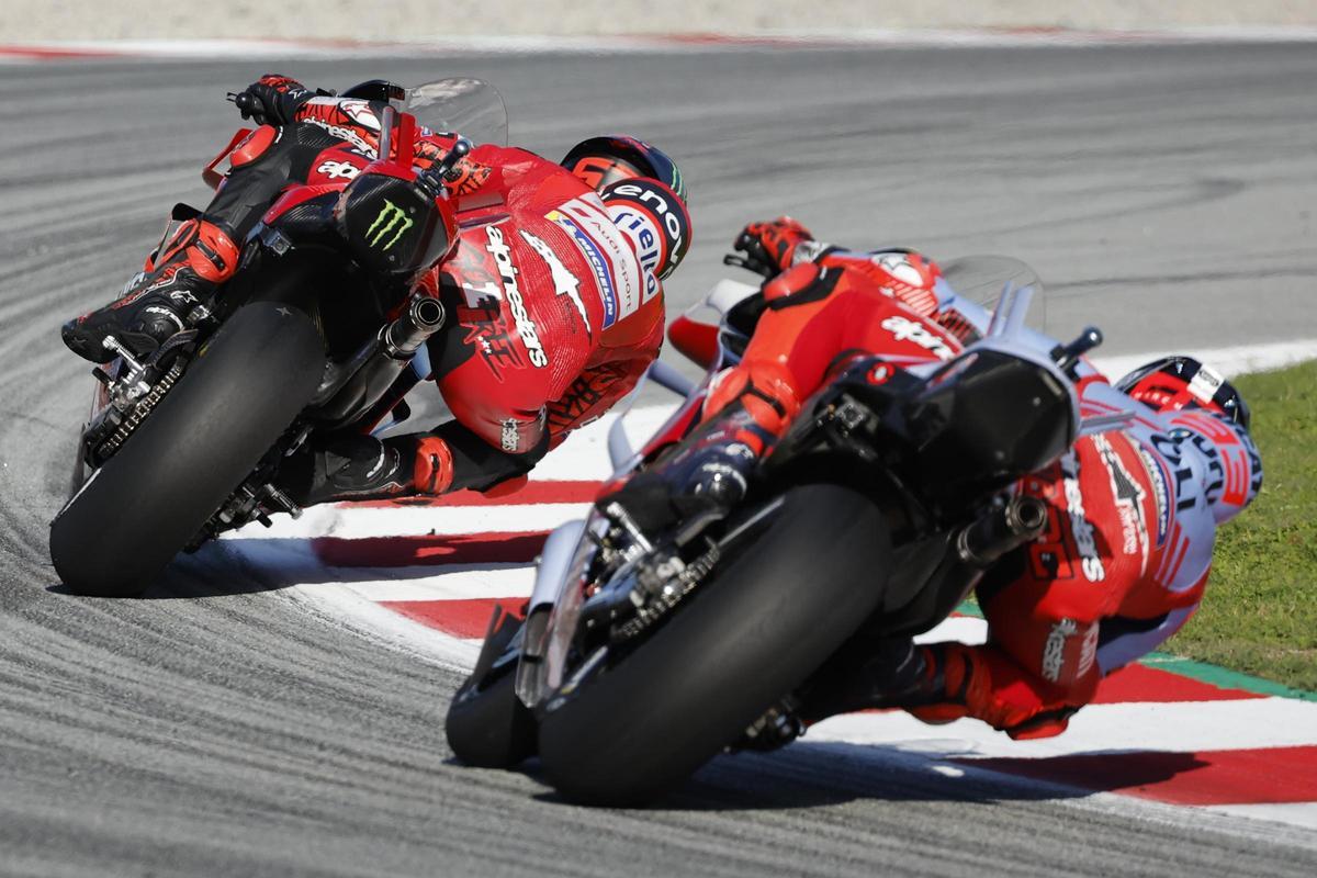 MONTMELÓ (BARCELONA), 17/11/2024.- El español Marc Márquez (d), Gresini Racing MotoGP, tras el italiano Francesco Bagnaia (i), Ducati Lenovo Team, durante el Gran Premio Barcelona Solidaridad de MotoGP celebrado en el circuito de Montmeló, este domingo. EFE/ Alberto Estevez