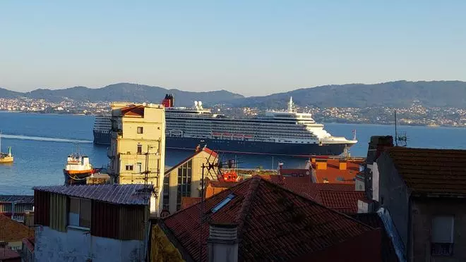 Majestuoso desfile del 'Queen Elizabeth' en Vigo