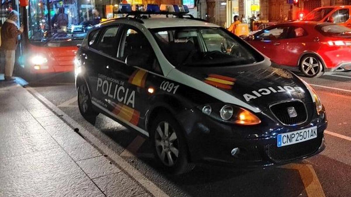 Un coche del 091, en la plaza de Pontevedra.  // @EloyTP