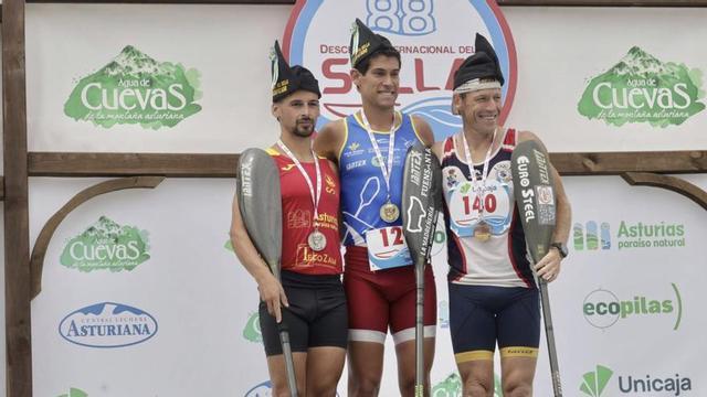 Por la izquierda, Joaquín Iglesias, Alberto Plaza y Kiko Vega, ayer, en el podio del K-1 del Sella. | IRMA COLLÍN