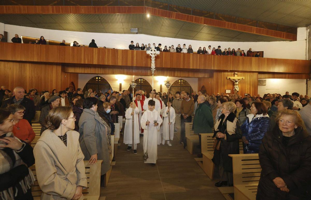 El templo de Virgen del Camino se llenó ayer para la celebración. | Gustavo Santos