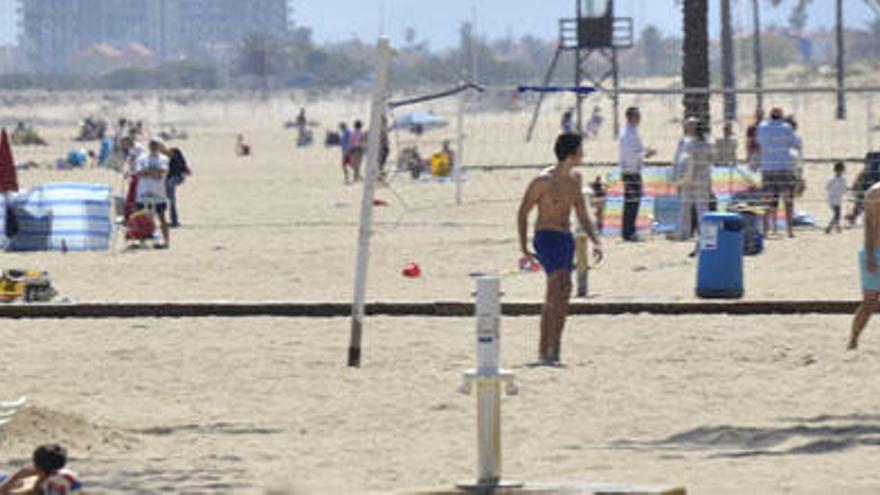 Los turistas en las playas de Cullera aprovechando el buen tiempo. F: Ximo Ferre