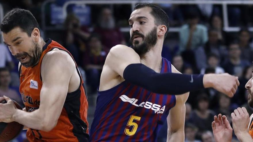 Rafa Martínez, ante Pau Rivas  en un momento del partido.