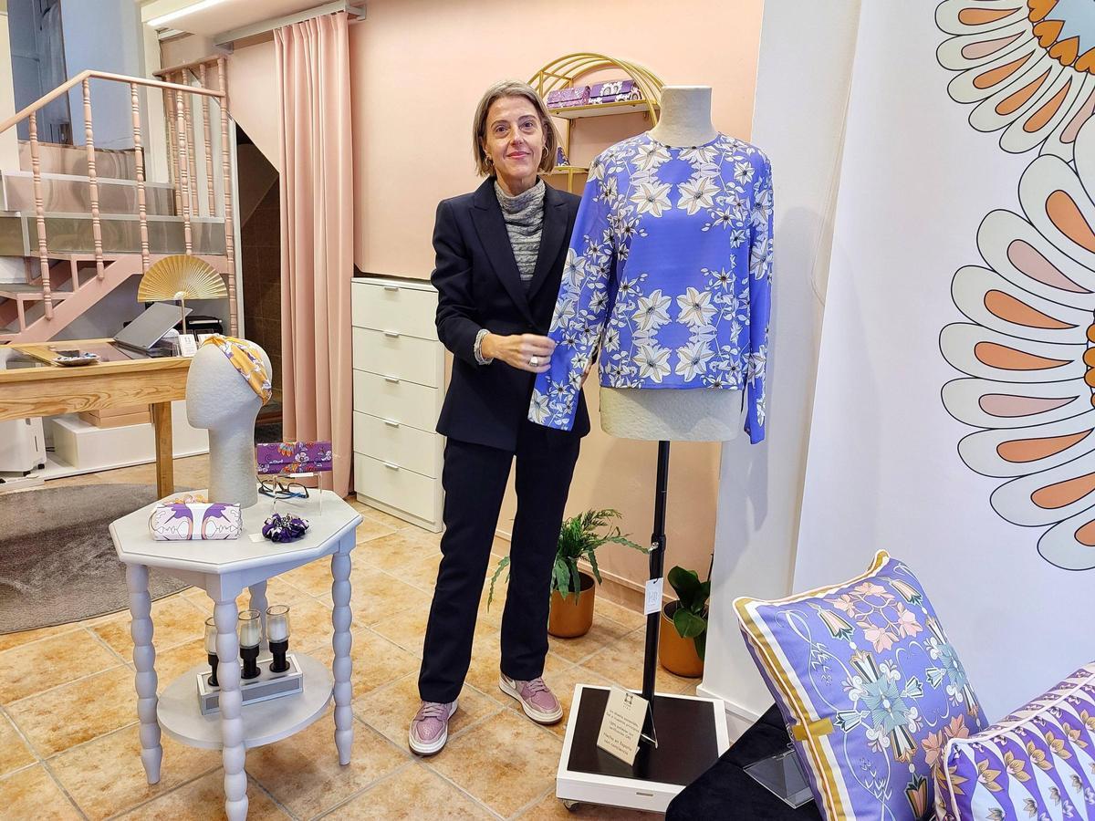 Alba Lazarí muestra otros de los diseños en su tienda.