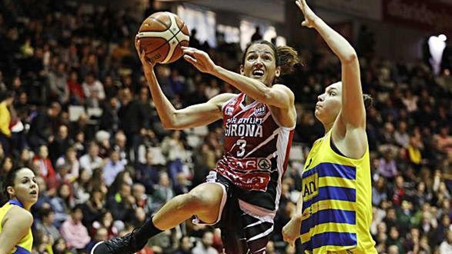 Laia Palau s&#039;aixeca davant Irati Etxarri en el partit de lliga entre els dos equips a Fontajau.