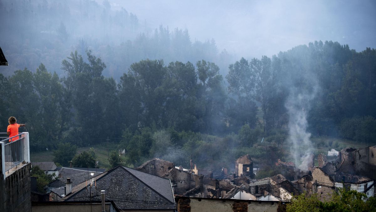 Una vecina de A Veiga de Cascallá (Rubiá) contempla desde un balcón los efectos del incendio.