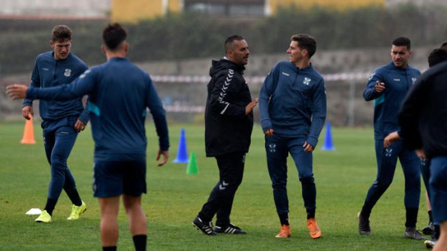 Leandro Cabrera charla con sus jugadores ayer en el último ensayo del filial.