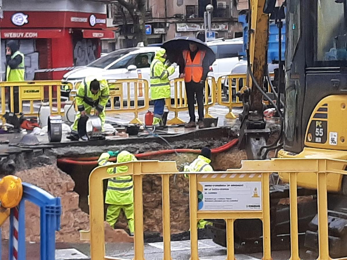 La borrasca Juliette provoca un socavón en las avenidas de Palma La borrasca Juliette provoca un socavón en las avenidas de Palma