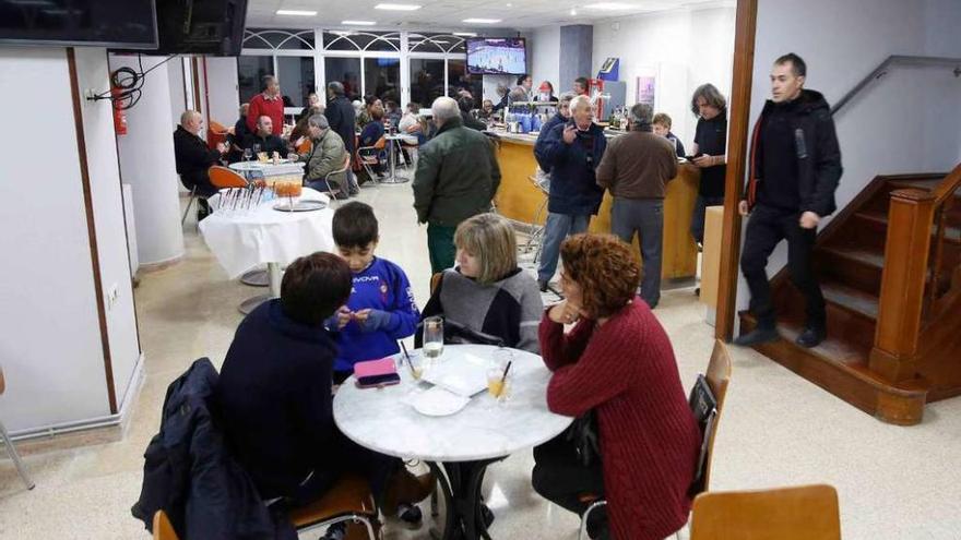 Los socios estrenaron las nuevas instalaciones del centro.  // Ricardo Grobas