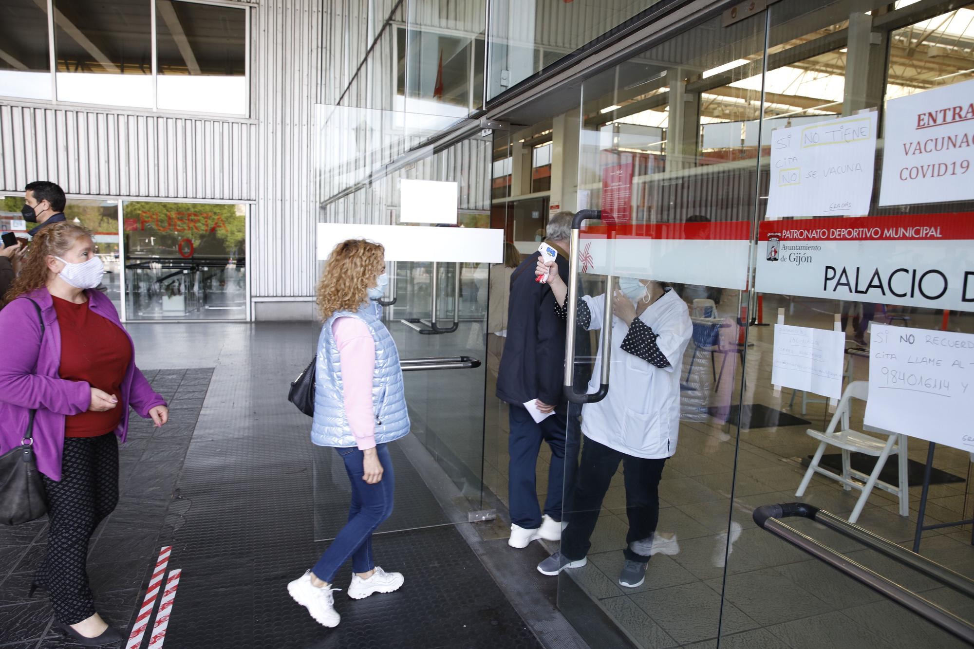 Otra jornada de colas para vacunarse en Gijón