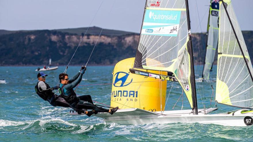 El 49er de Diego Botín e Iago López, durante una de las mangas. // @Sailing Energy