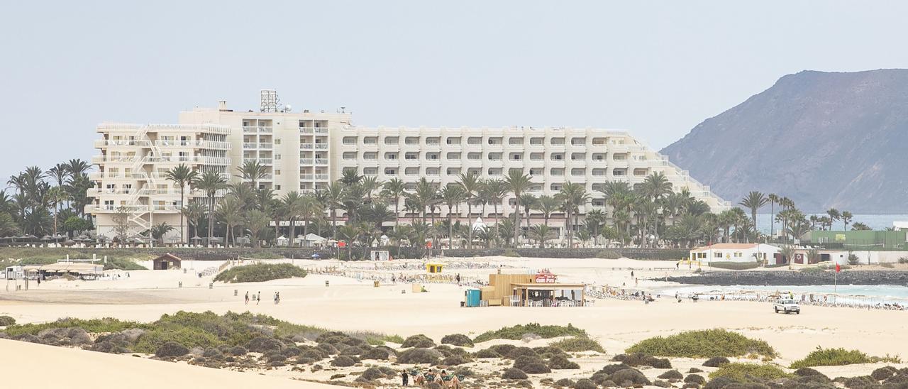 Imagen del establecimiento hotelero del Tres Islas, ubicado en el entorno de las dunas de Corralejo