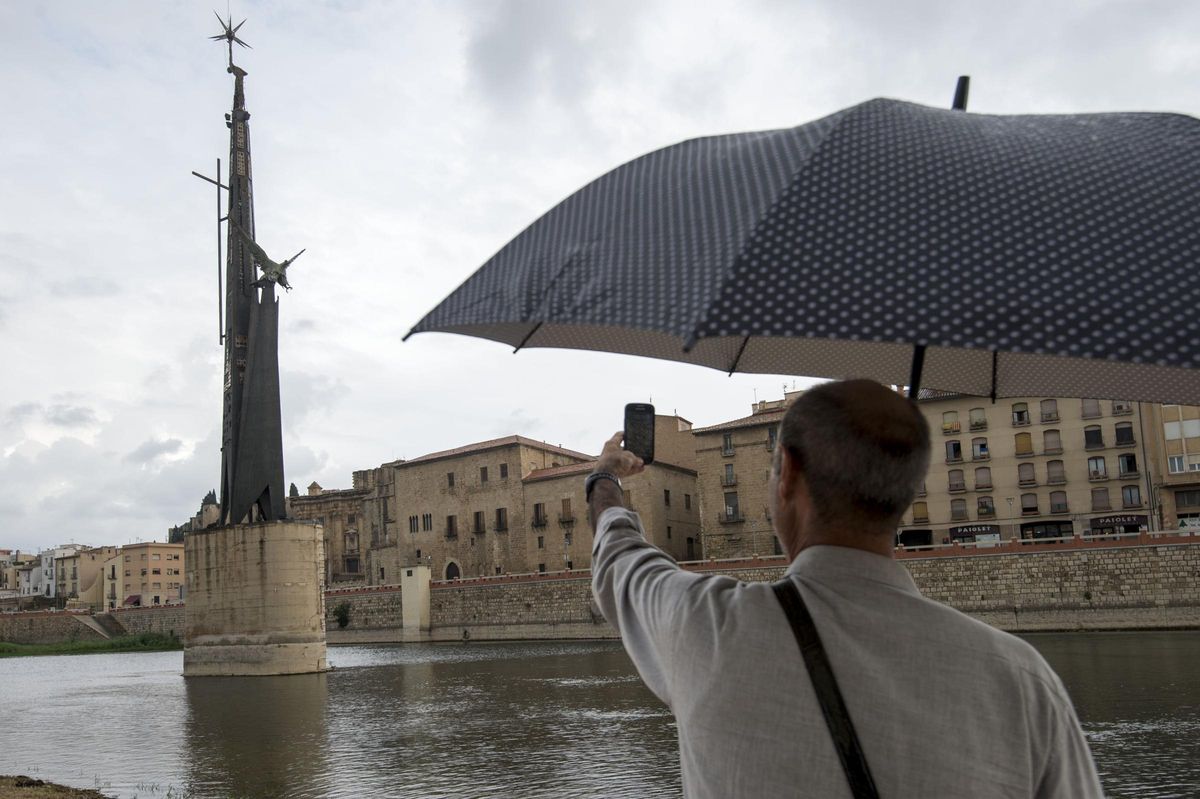 Imagen del monumento franquista ubicado en el río Ebro a su paso por Tortosa.