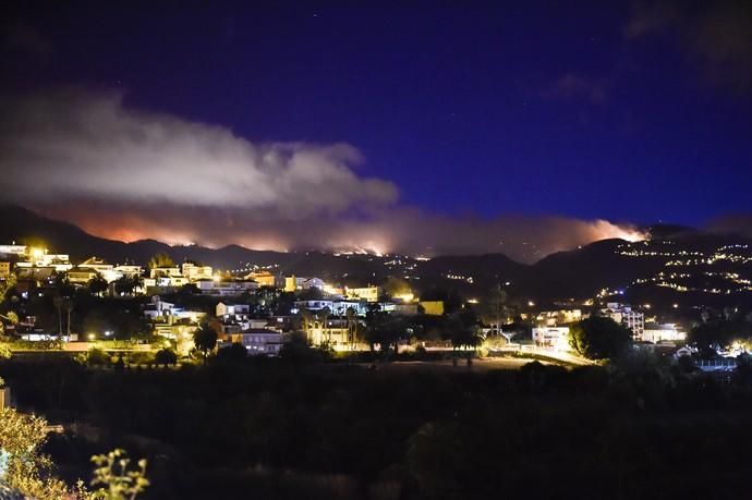 Vista nocturna del incendio en la cumbre de Gran ...