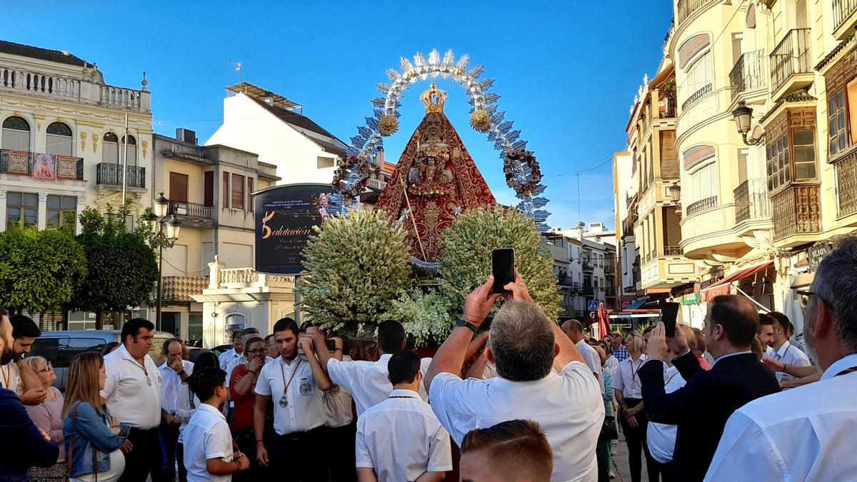 La Virgen de la Sierra ha estado acompañada por numerosos fieles.