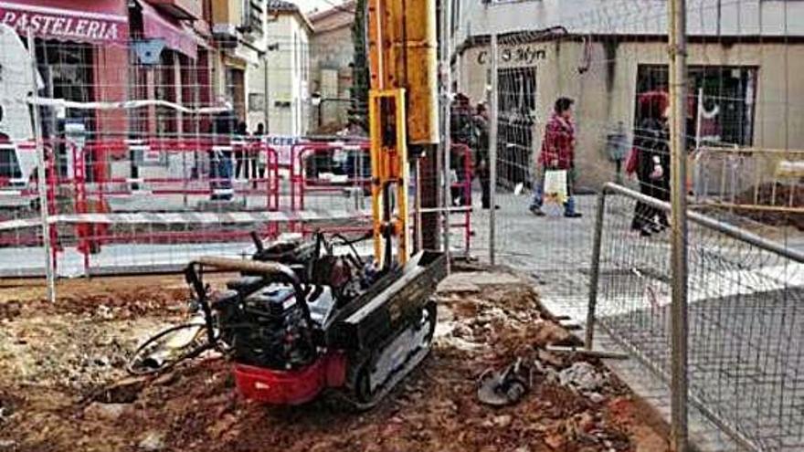 Una máquina realizando penetros en el solar de la calle Lagares donde apareció la bodega.