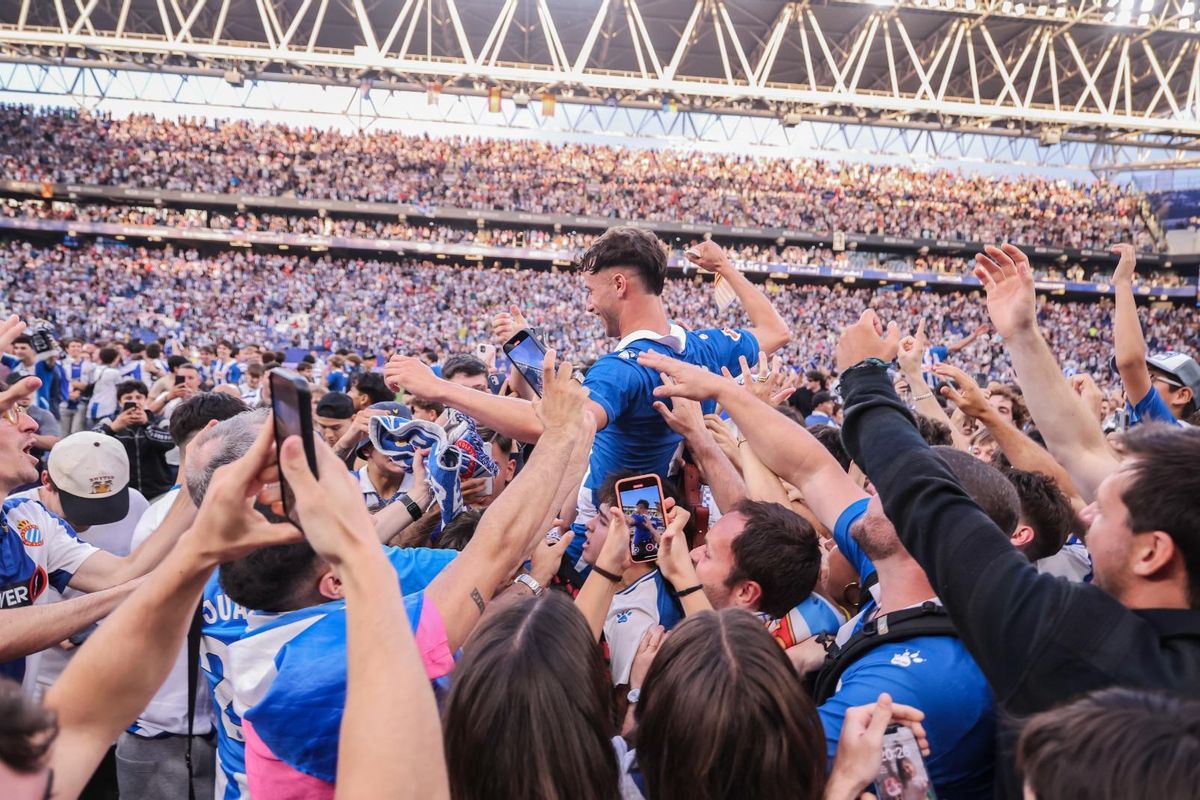La afición del Espanyol mantea a Javi Puado en el RCDE Stadium de Cornellà.