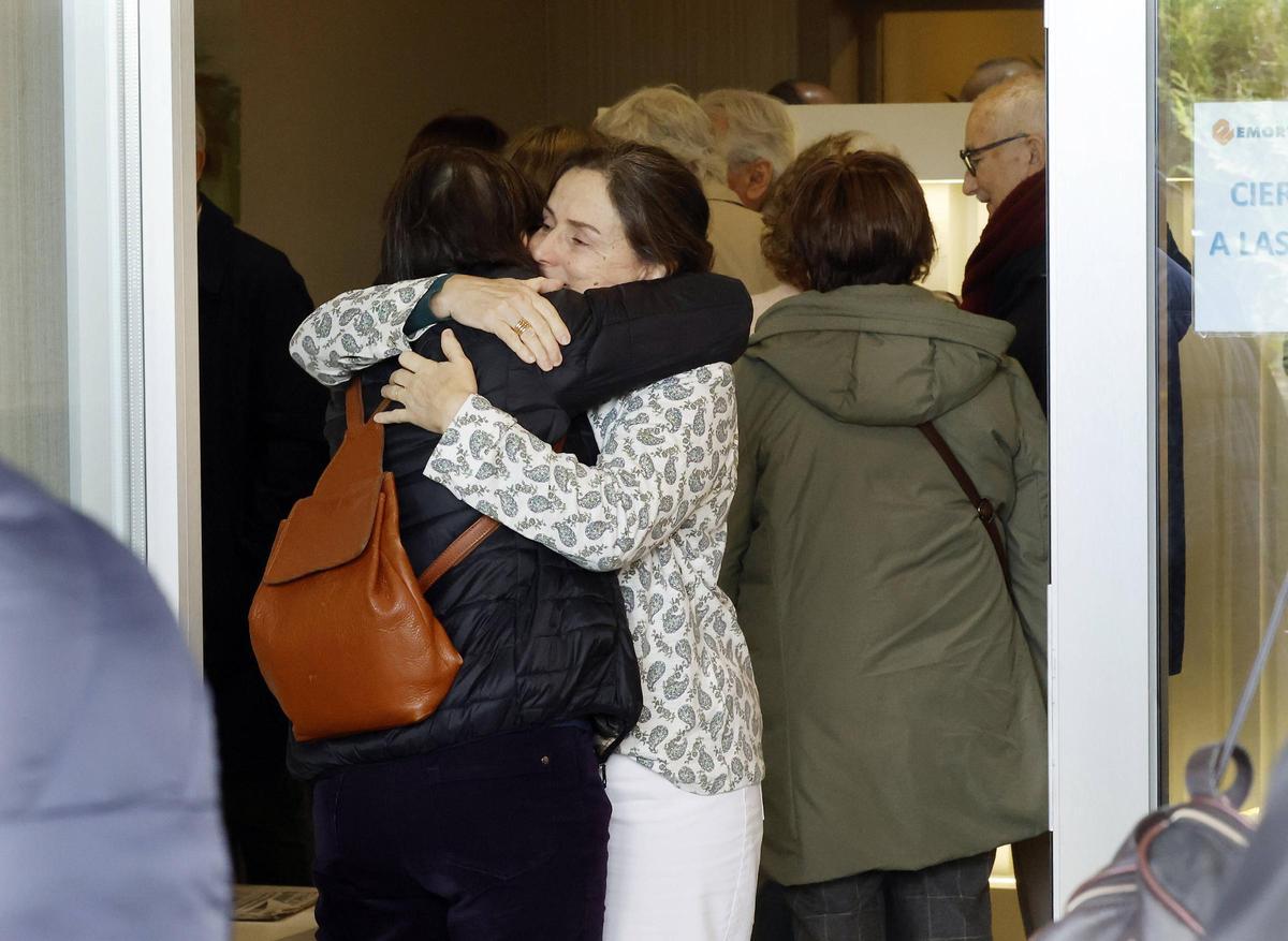 Sara Alonso, filla de Xesús Alonso, recibindo o pésame na capela ardente en Pereiró.
