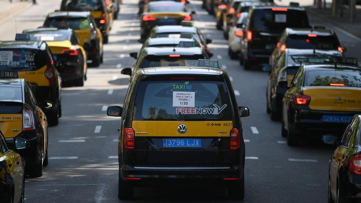 Sindicatos taxistas cifran en 4.000 vehículos el seguimiento de la huelga en Barcelona