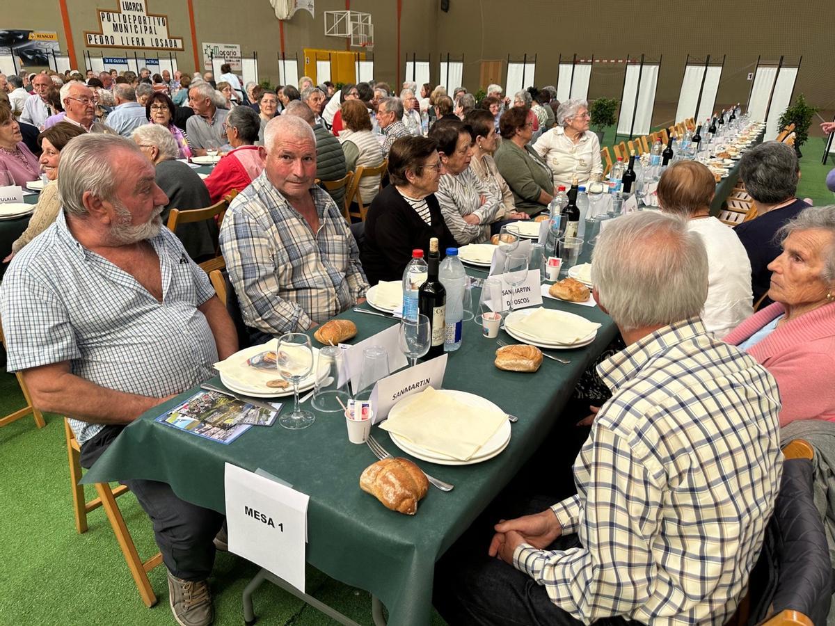 En imágenes: más de 200 personas se reúnen en Luarca gracias al programa Rompiendo Distancias