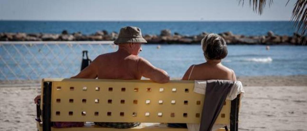Una pareja de jubilados disfruta del buen clima en la playa del Postiguet durante el pasado mes de noviembre.